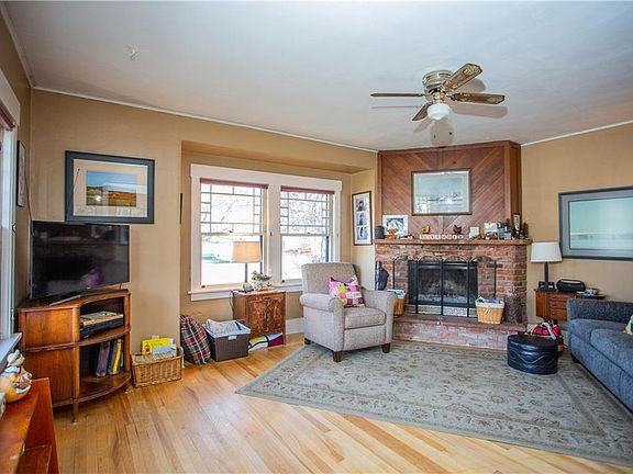 3rd image of 402 Yellowstone Ave