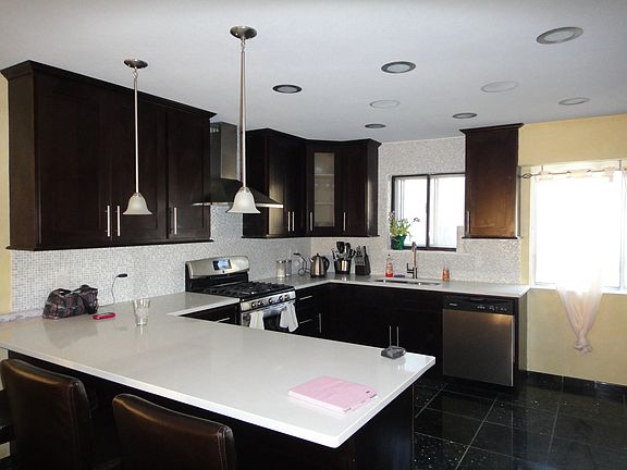 3rd image of 55 Carlyle Grn