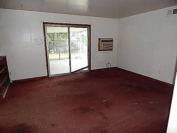 3rd image of 1704 Oakridge Dr