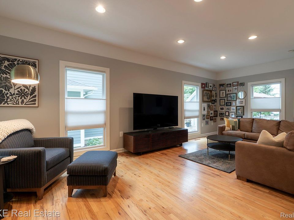 499 N Evergreen St, photo 23