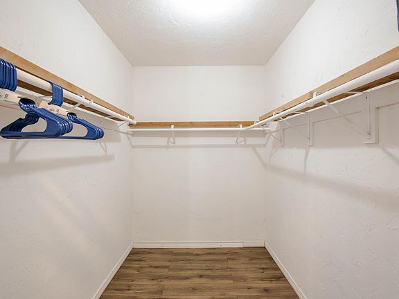 4th image of 2217 Surrey Ln