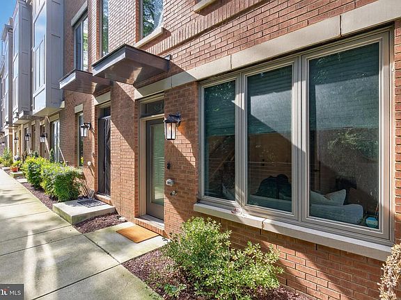2nd image of 864 Thompson Cres #44