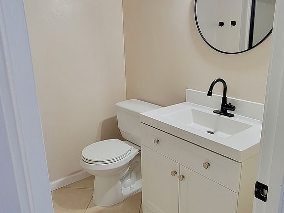 upstairs full bathrooom