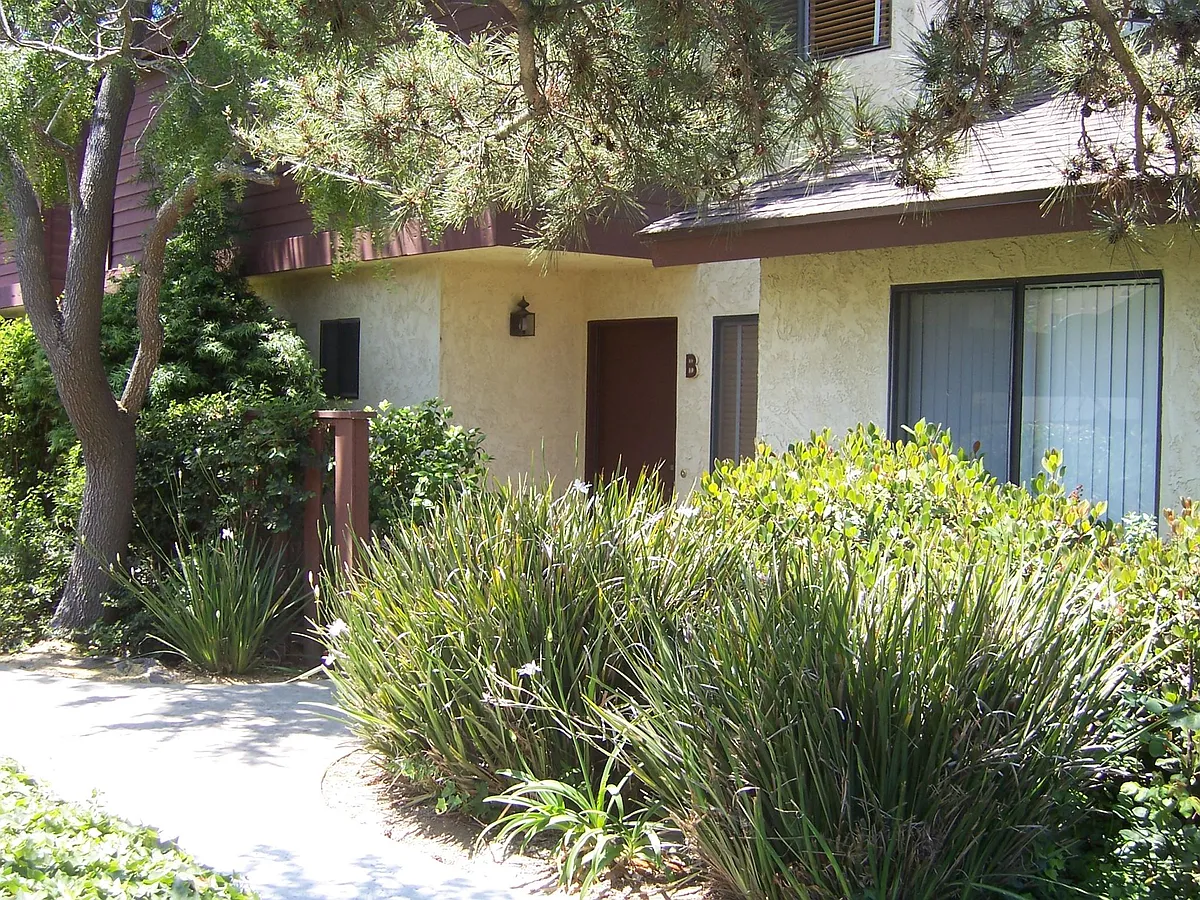 Building Photo - 1200 E Walnut Ave #B