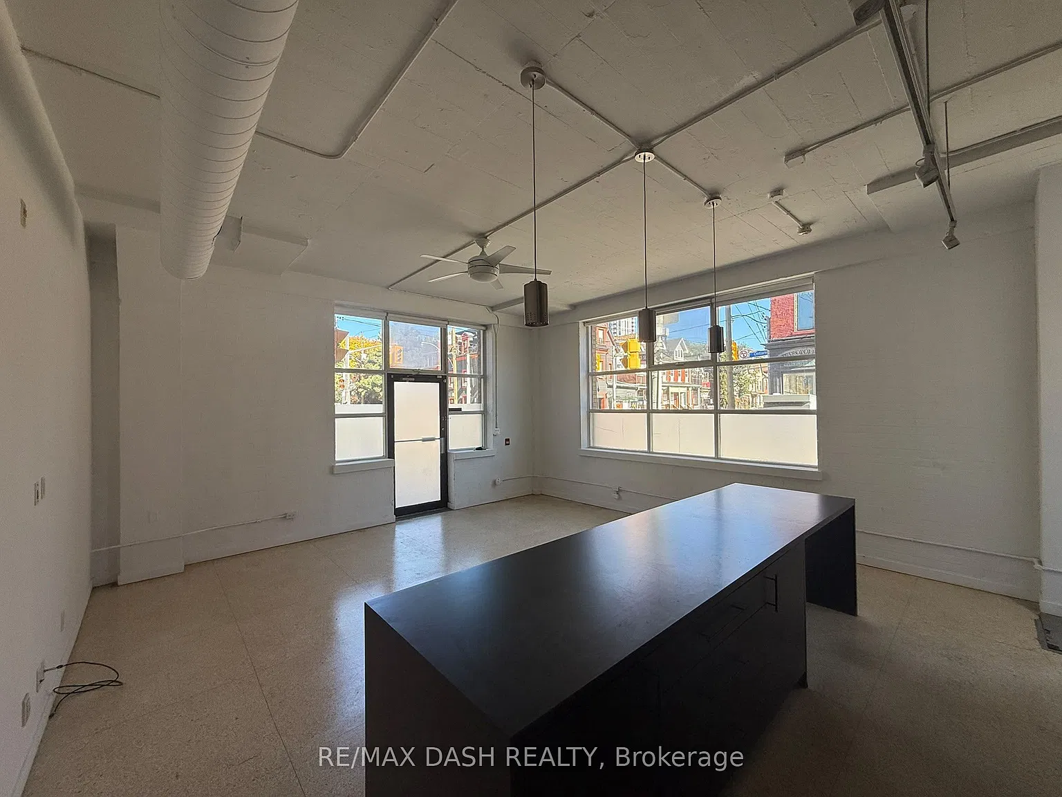 365 Dundas St E — Photo 4