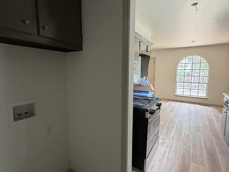 726 Garden Grv — Photo 6