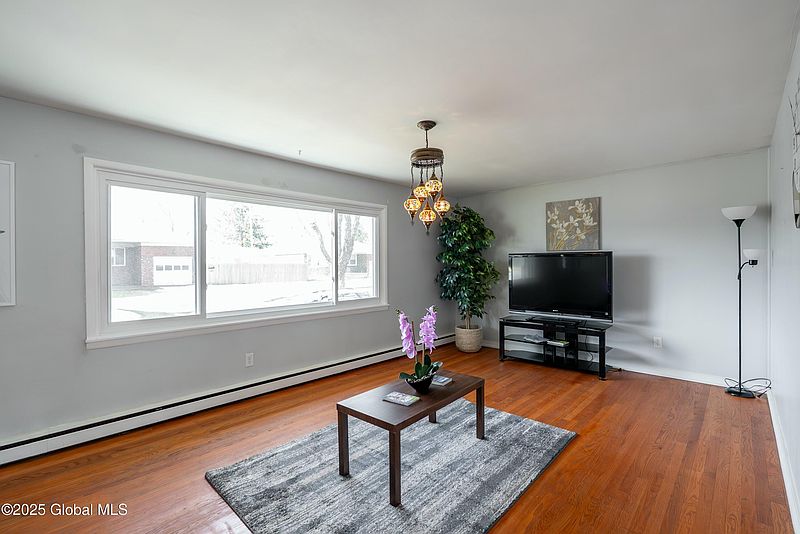 4th image of 403 Hackett Boulevard