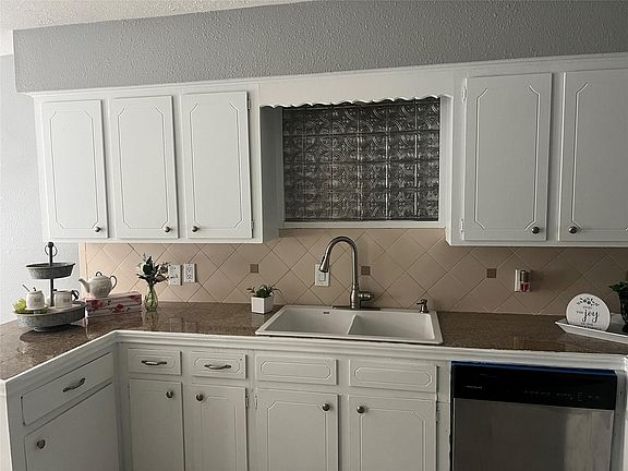 5th image of 1104 E 13th St