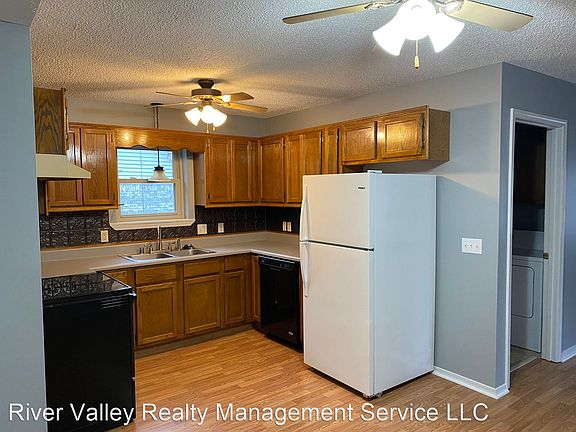 4th image of 81 Crystal Dr