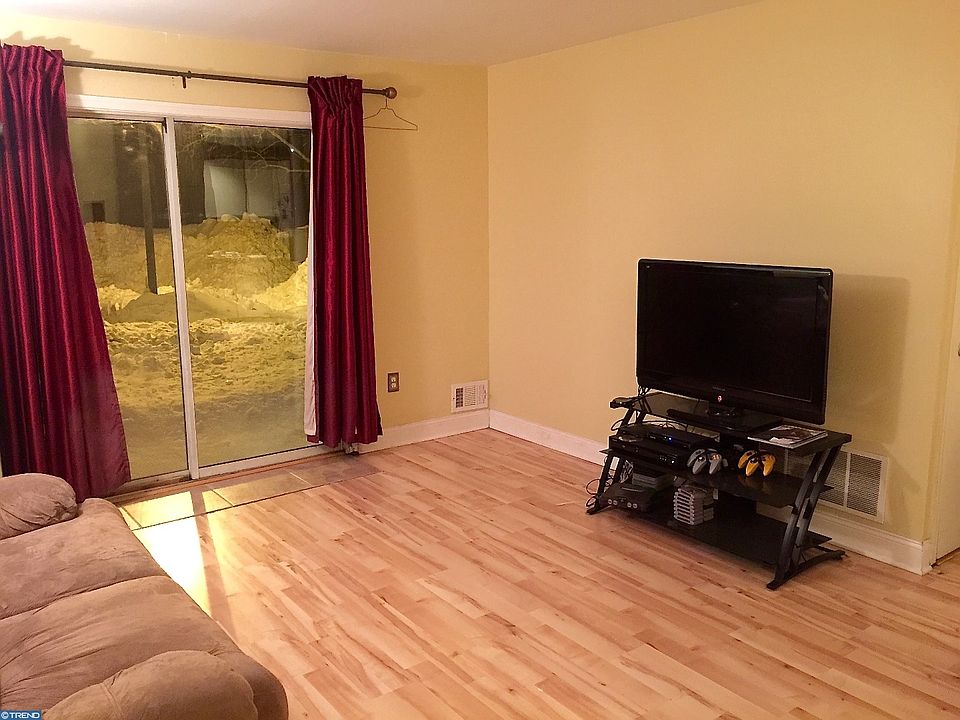 2nd image of 61 Barberry Ct