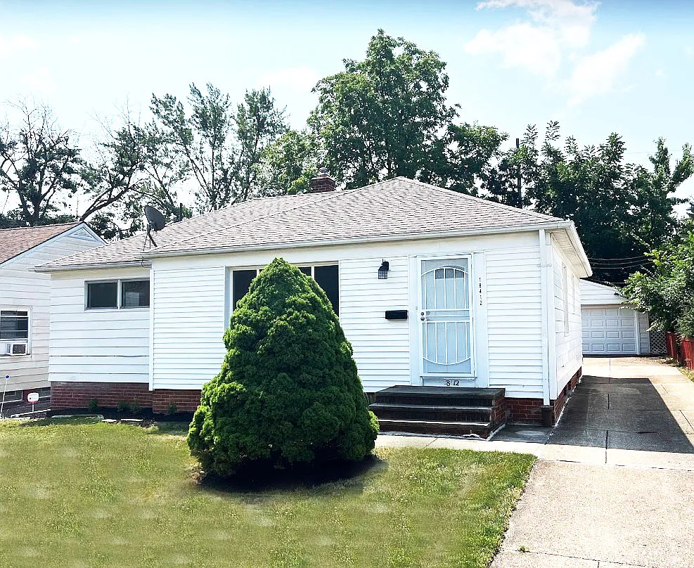 18412 Hazelwood Ave photo 1