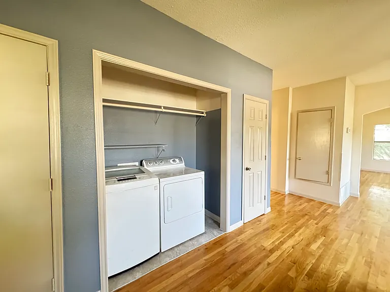 709 E Elmira St — Photo 15