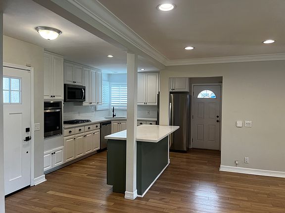 5th image of 7218 Shady Oak Dr