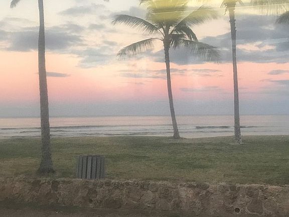 15 min walk to beach 