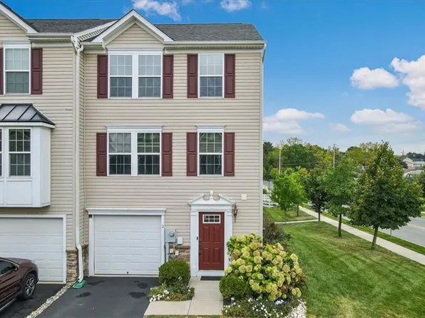 2 Gold Rose Ln, Palmer Township, PA 18045