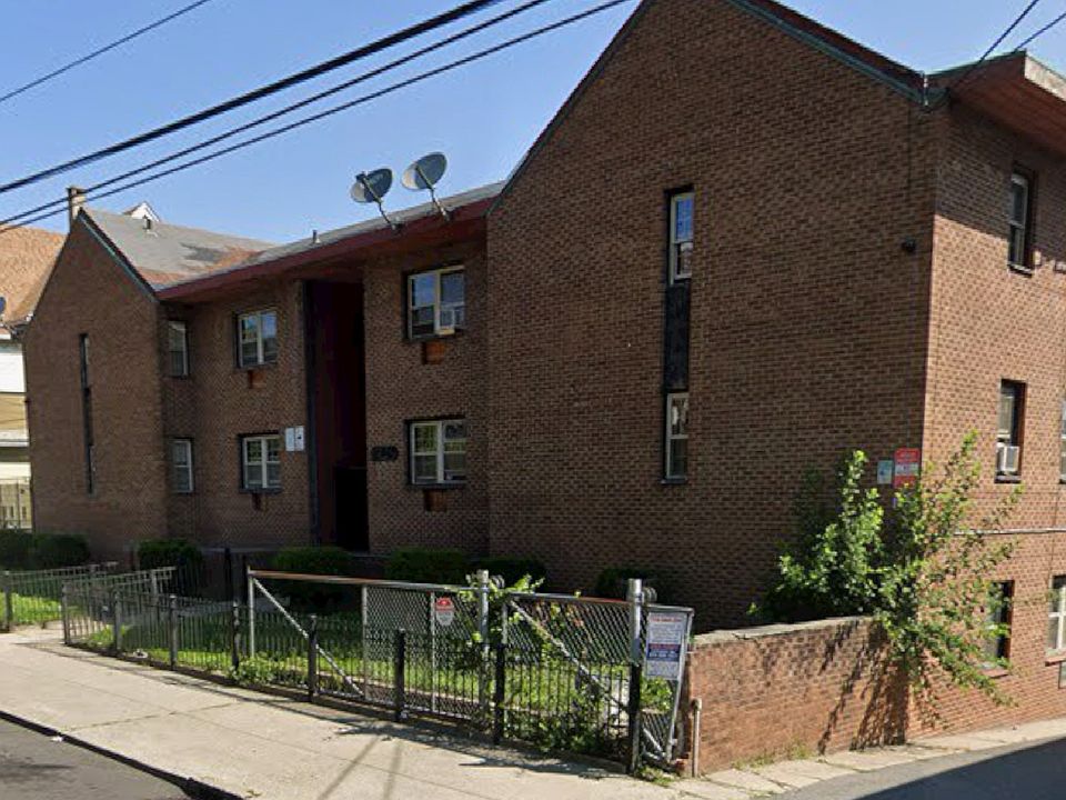 2nd image of 240 Oak St APT 31