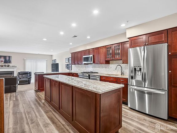 5th image of 18 Lexington Cir
