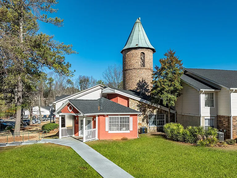 Castle Creek Apartments: Welcome Home to Comfort and Premier Living in Decatur, GA — Photo 28