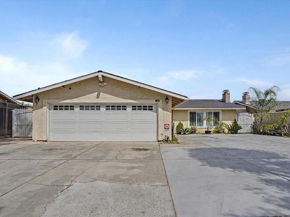 Front yard with plenty of driveway parking