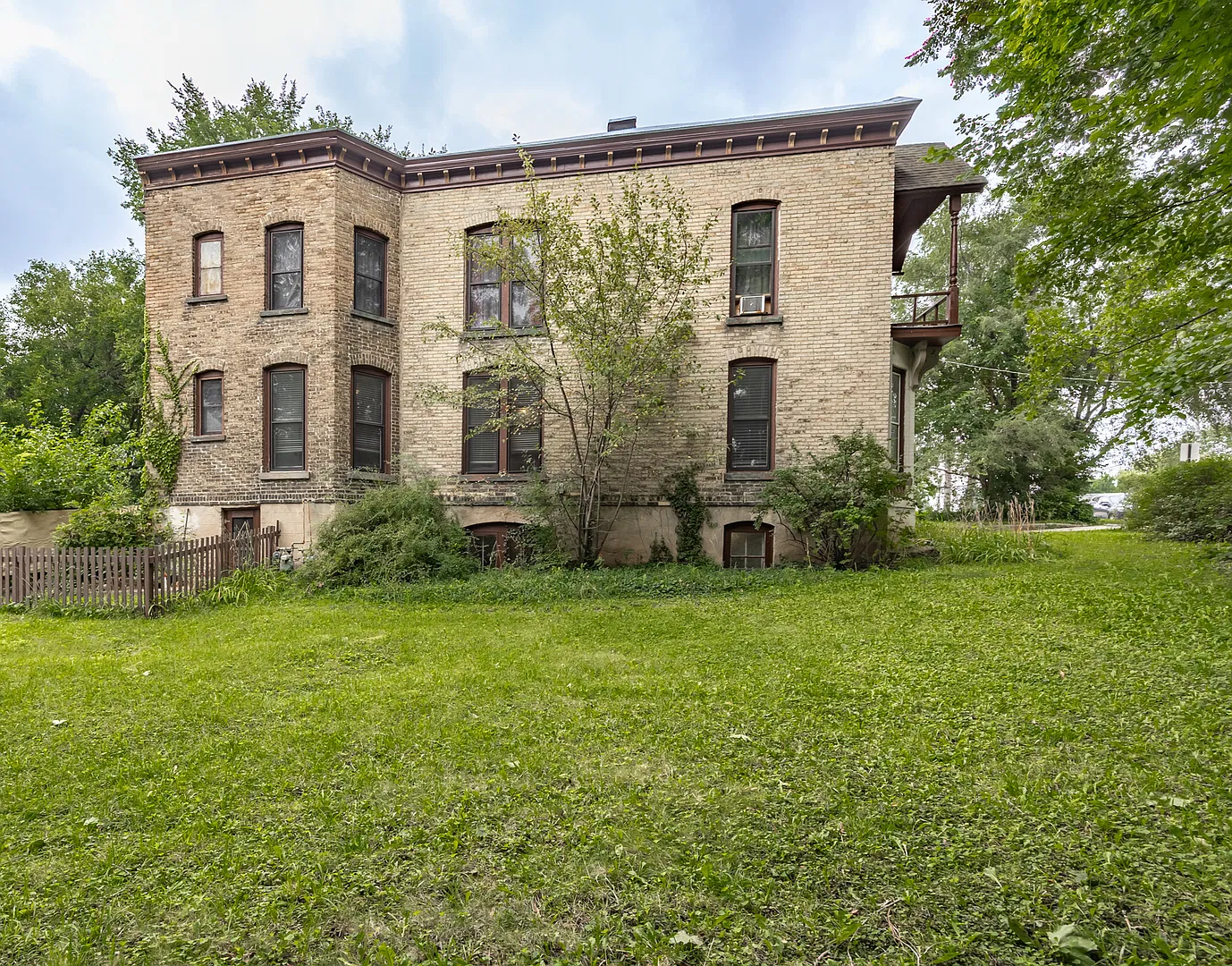 2 bed, 1074 sqft, $1,350 — Photo 4