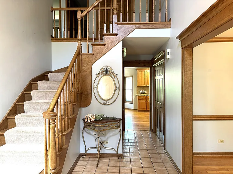 1217 Yorkshire Dr — Photo 2