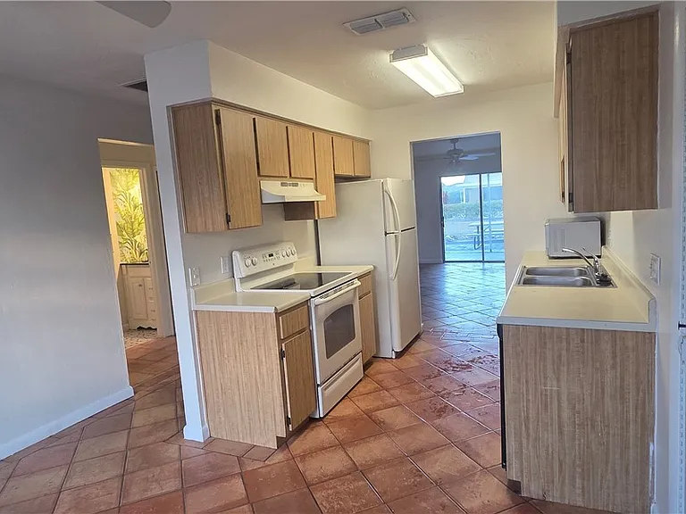 3609 SE 9th Pl #1 — Photo 5