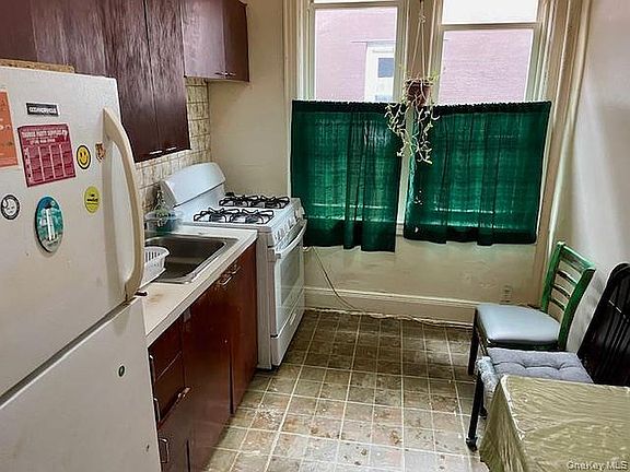 5th image of 3947 49th St