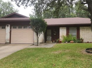 204 Cherokee Ln, Victoria, TX 77901