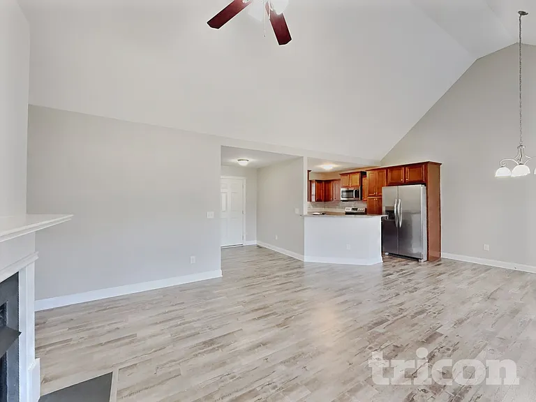 335 Oxfordshire Dr — Photo 2