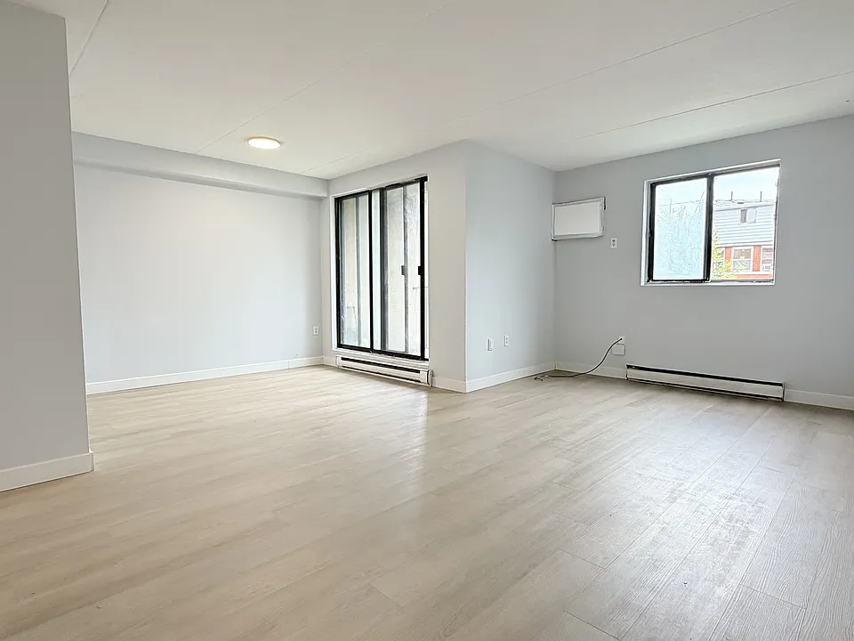 525 Wyandotte St E #203