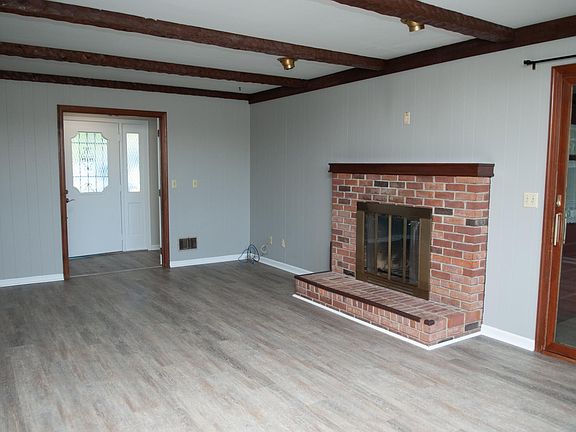 4th image of 18 Roselawn Dr