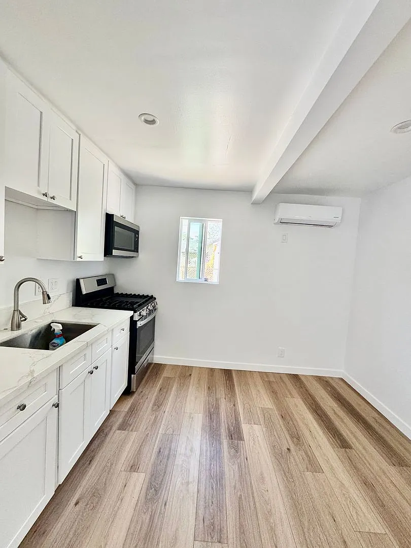 Building Photo - 151 W 52nd St #153
