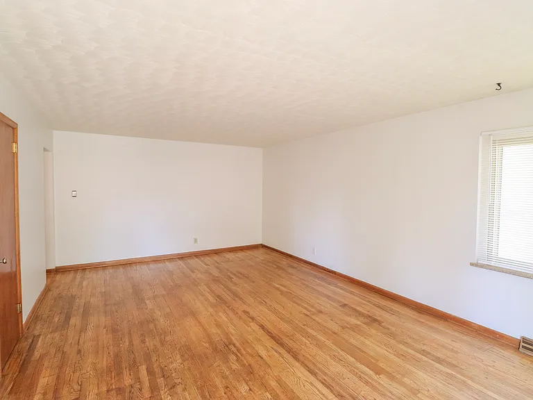 608 Cowan St — Photo 9