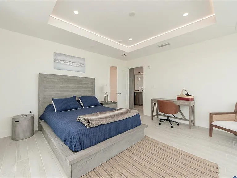 15 Avalon St #702 — Photo 16