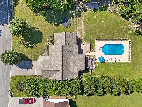 3rd image of 261 Windemere Dr