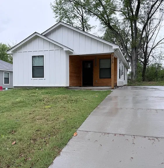 736 King Ave — Photo 1