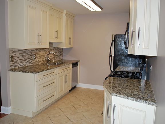 3rd image of 609 N Deer Run Dr
