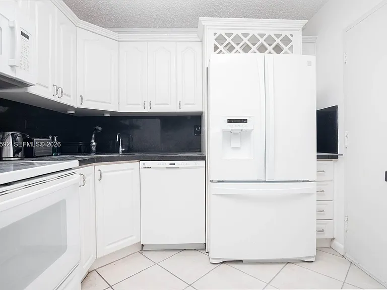 5555 Collins Ave #14U — Photo 28