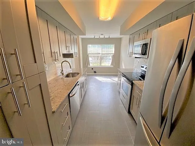6704 Colonial Ct — Photo 8