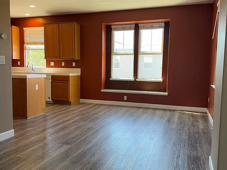 1084 Cottage Ln — Photo 11