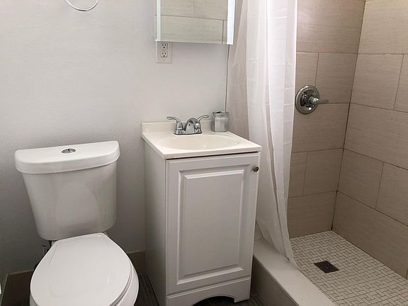 3rd image of 913 NE 18th Ave APT 117