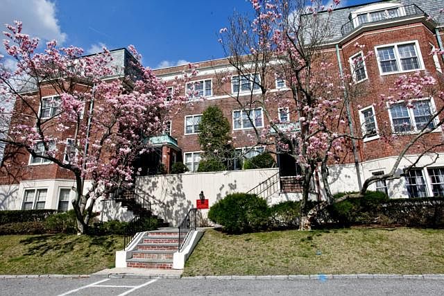 1st image of 2 Chateaux Cir