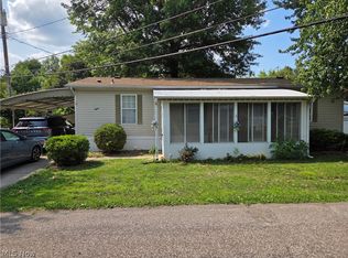 8 Maple Dr, Olmsted Falls, OH 44138