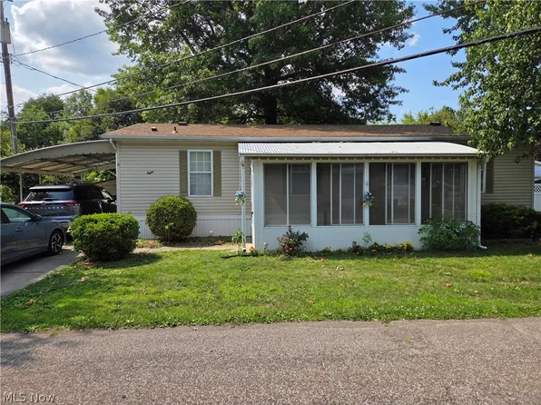 8 Maple Dr, Olmsted Falls, OH 44138