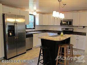 Kitchen and Breakfast Bar