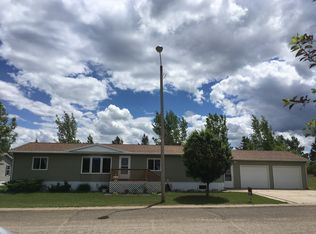 864 Chestnut Ln, Dickinson, ND 58601