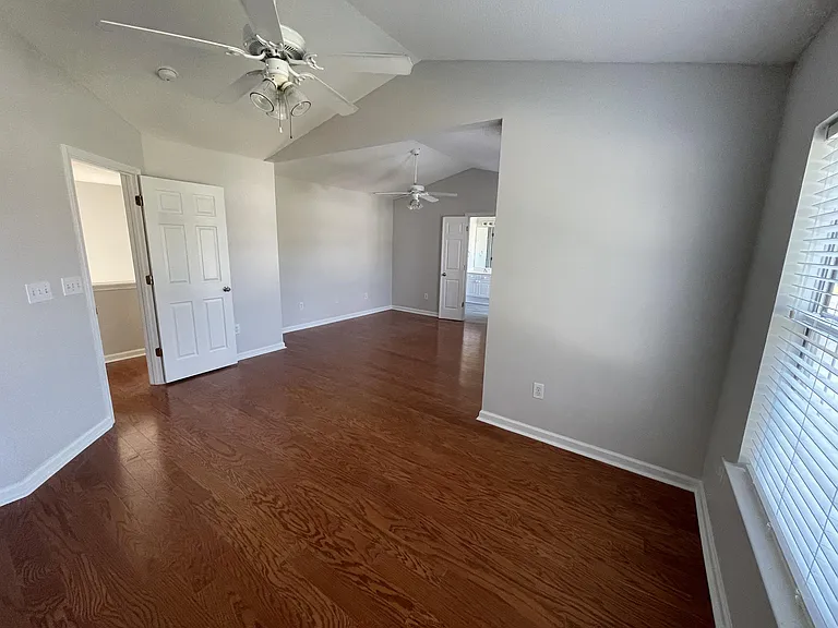 2704 Holmes Ct N — Photo 10