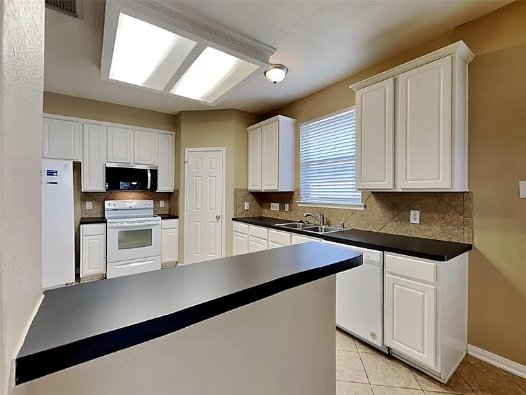 3523 Pine Valley Dr — Photo 2