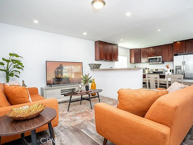 423 E Stuart Ave — Photo 8