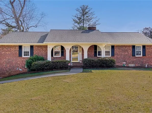 1070 Whispering Pines Dr, Kernersville, NC 27284